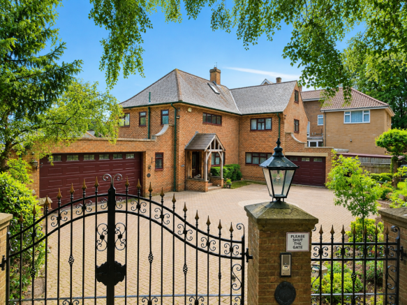 3 bed property, in Cornerwood, £695,000