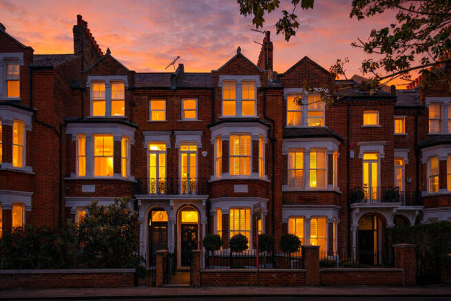 6 bed property, in Clapham Common West Side, £2,900,000