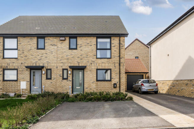 3 bed property, in Oakley Way, £325,000