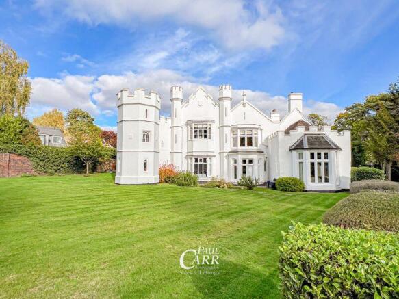 2 bed property, in Quarry Lodge, £280,000