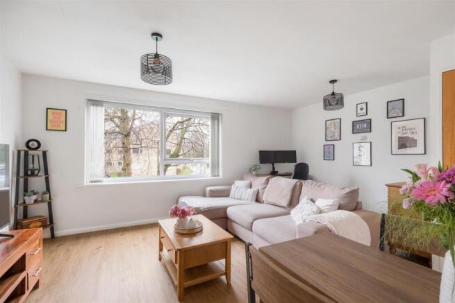 2 bed property, in Park Grange Croft S2, £130,000