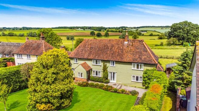3 bed property, in Parsonage Downs, £800,000