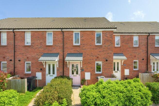 2 bed property, in Drake Avenue, £210,000