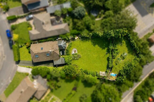 4 bed property, in Abbey Close, £625,000