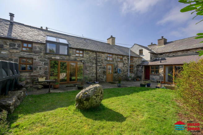 5 bed property, in Llanaelhaearn, £499,000