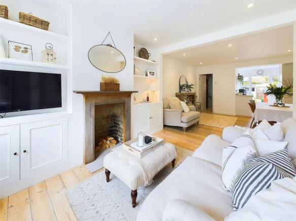 2 bed property, in High Street, £450,000