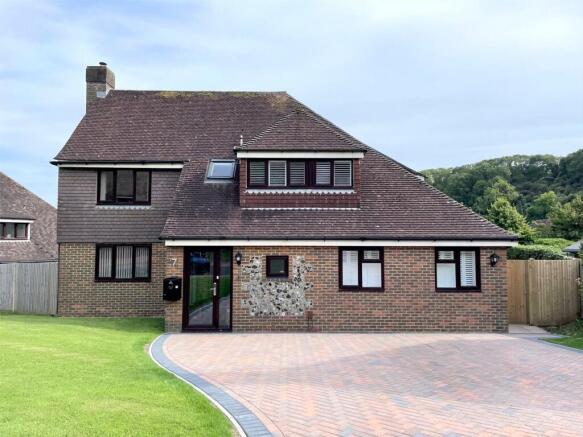 5 bed property, in Rochester Close, £865,000