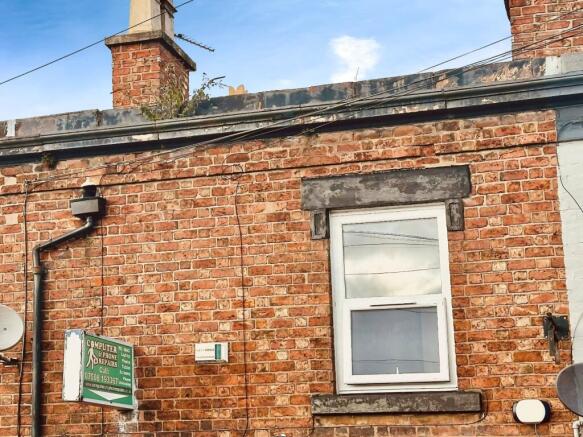 1 bed property, in High Street, £100,000
