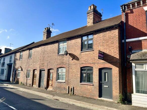 2 bed property, in Upper Bar, £169,995
