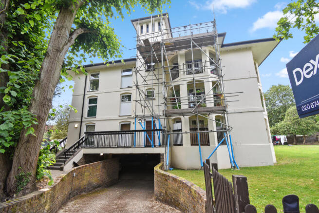 1 bed property, in Ellesmere Road, £250,000