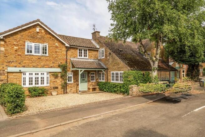 4 bed property, in The Cloisters, £685,000