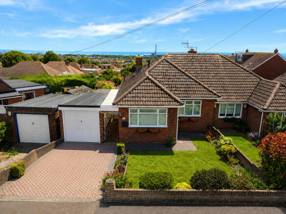 2 bed property, in Hill Farm Way, £450,000