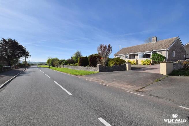 3 bed property, in Hilltop Way, £400,000