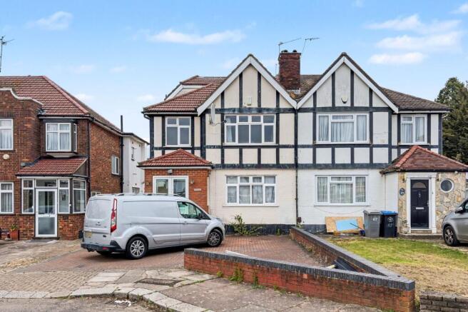 3 bed property, in Ormesby Way, £450,000