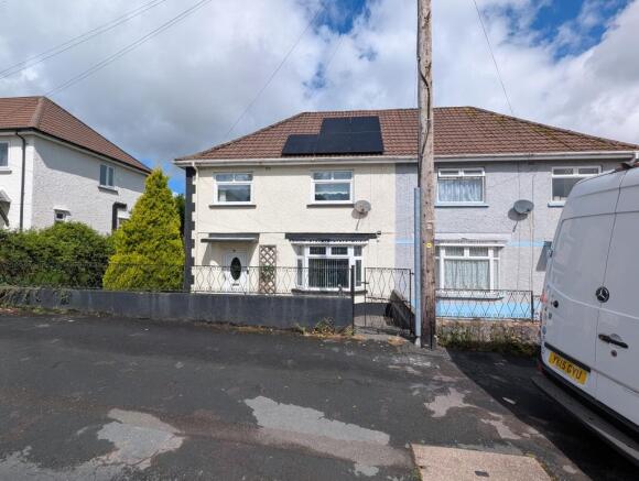 3 bed property, in Ynyswen, £175,000