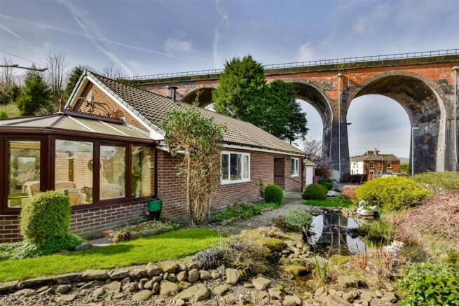 2 bed property, in Longworth Road, £450,000
