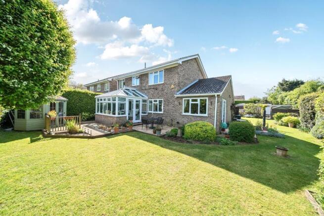 4 bed property, in Island Close, £550,000