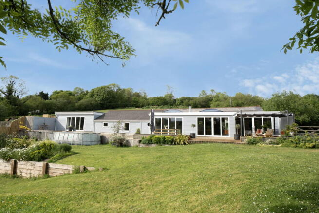 5 bed property, in Harewood Road, £750,000