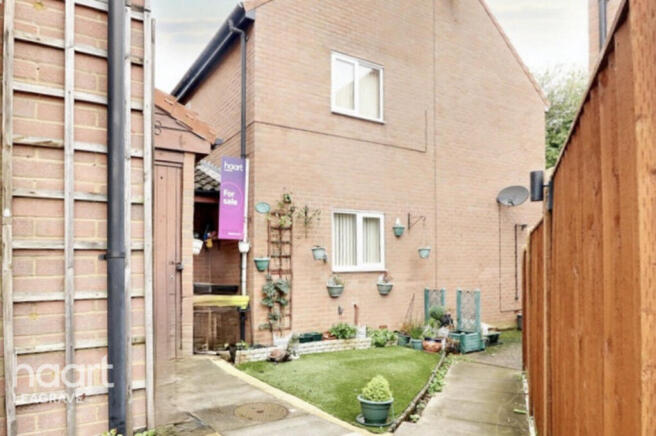 2 bed property, in Copperfields, £220,000