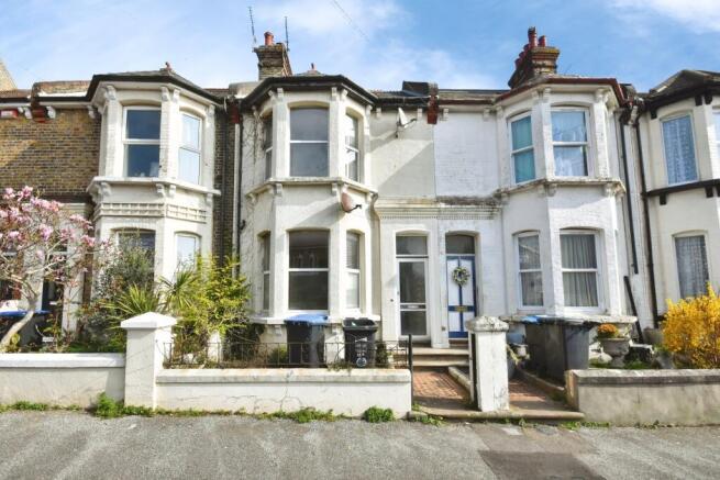 3 bed property, in Crescent Road, £225,000