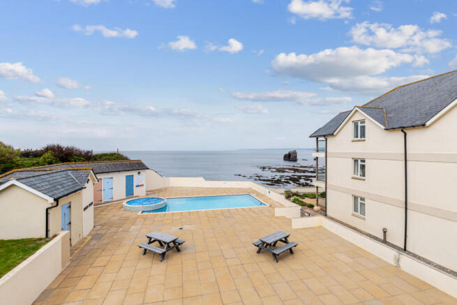 2 bed property, in Thurlestone Sands, £375,000
