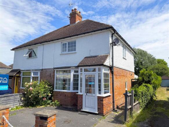 3 bed property, in Clarence Road, £290,000