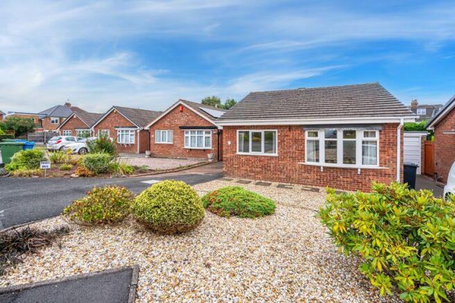 2 bed property, in Clifton Gardens, £285,000