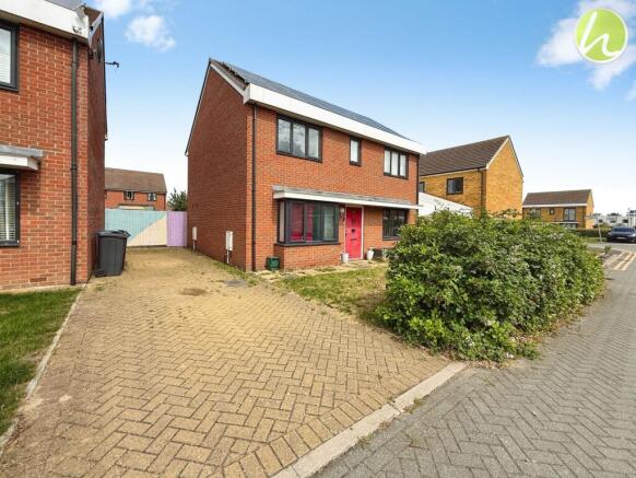 4 bed property, in Lapwin Close, £415,000