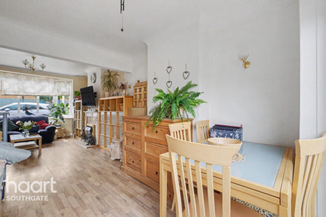 5 bed property, in Crescent Road, £700,000