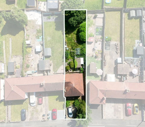 4 bed property, in Meadow View Road, £200,000