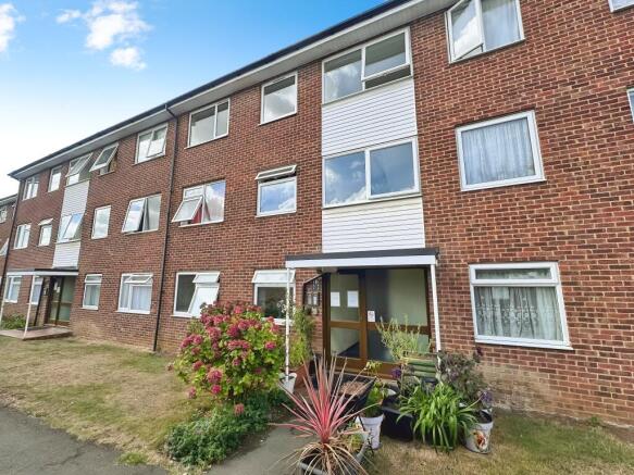 2 bed property, in The Shires, £185,000