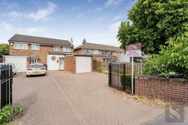 3 bed property, in Sewardstone Road, £425,000