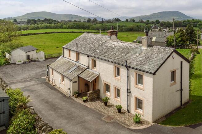 4 bed property, in Rookings, £750,000