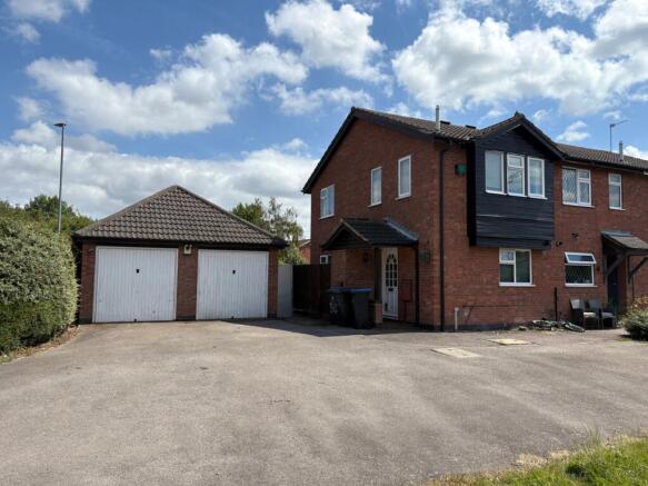 2 bed property, in Devitt Way, £225,000
