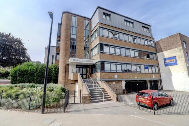 1 bed property, in Desborough Road, £190,000