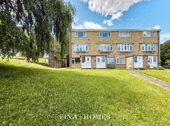 2 bed property, in Tyron Way, £280,000