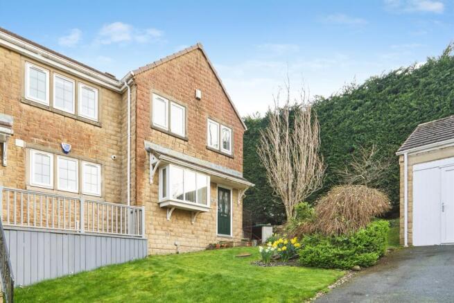 3 bed property, in Highfell Rise, £240,000