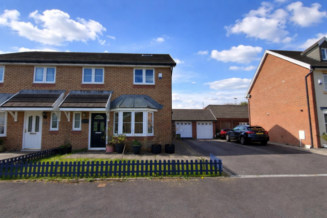 3 bed property, in Heol Ty Aberaman, £279,995