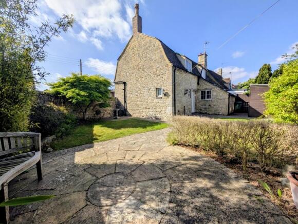 3 bed property, in Main Street, £550,000