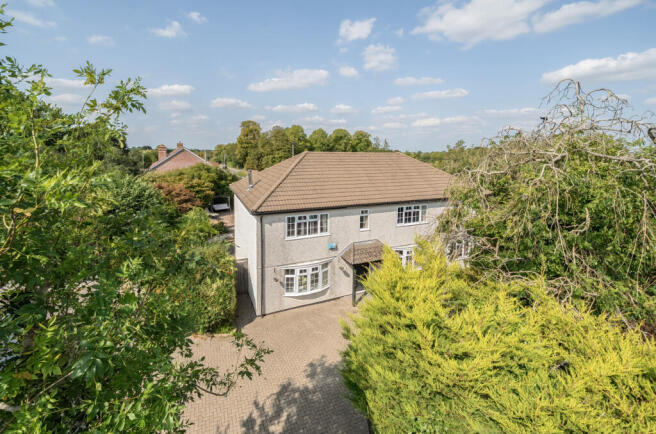 5 bed property, in New Road, £900,000