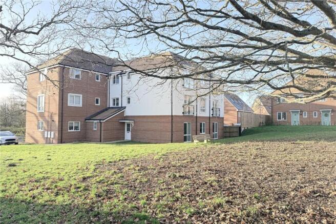 2 bed property, in Hotham Drive, £325,000