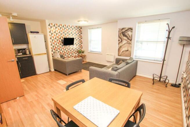 2 bed property, in St. Andrews Close, £210,000