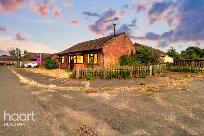 3 bed property, in Charles Close, £250,000