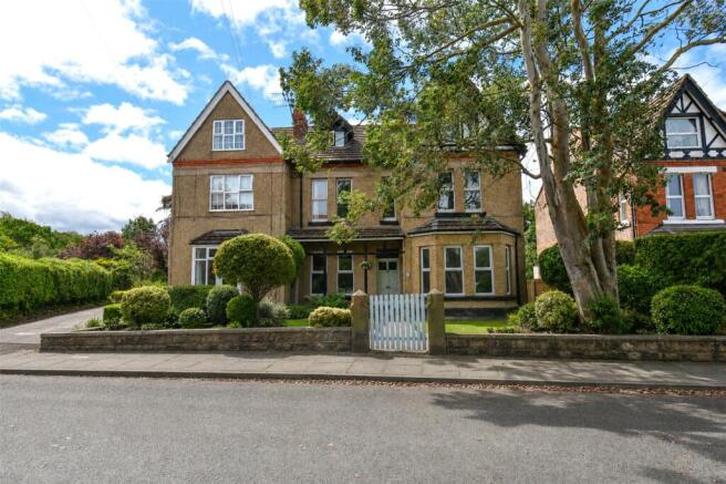 1 bed property, in Westbourne Grove, £155,000