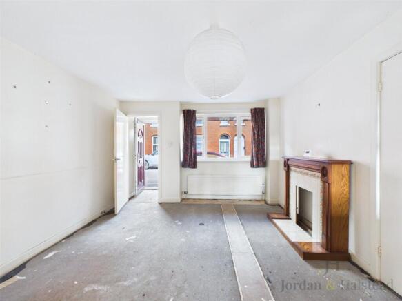 1 bed property, in West Street, £125,000