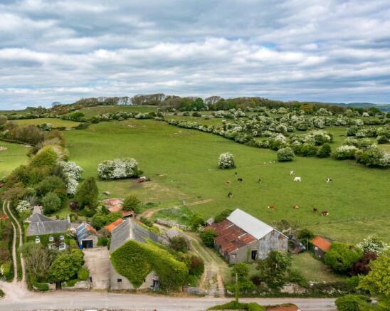 3 bed property, in Huntide Farm, £995,000