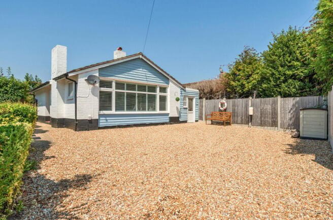3 bed property, in Pinehurst Avenue, £625,000