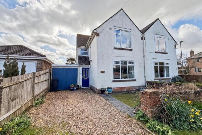 3 bed property, in Wimborne, £375,000