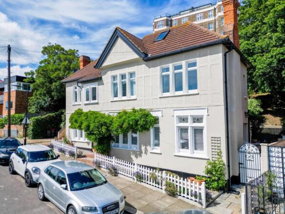 2 bed property, in Leigh Park Road, £425,000