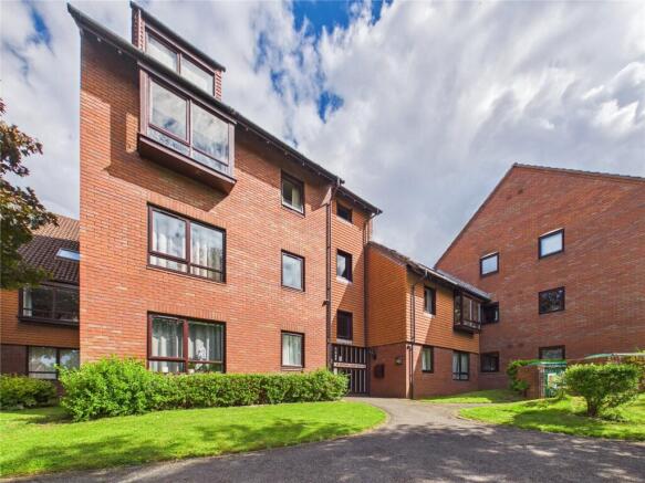 2 bed property, in Marina Gardens, £185,000